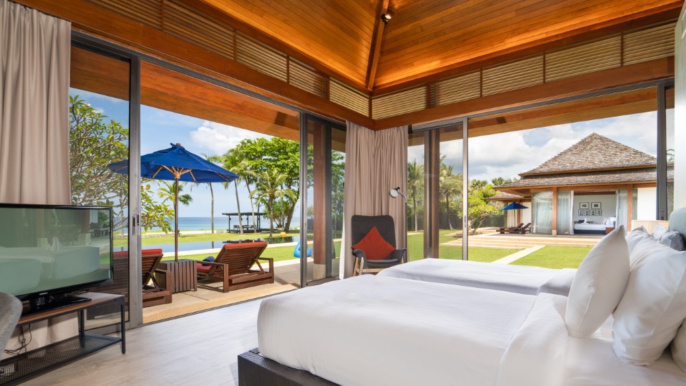 Jivana Beach Villas - Villa Jia - twin bed looking over the pool and ocean